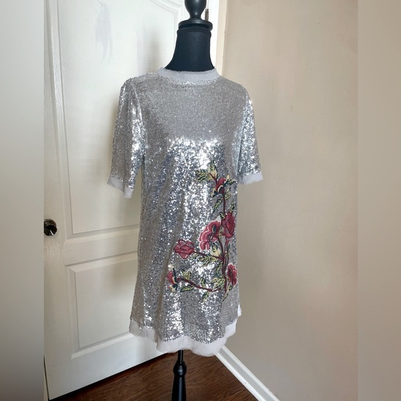 Chelsea & Violet Silver Sequin Shift Dress Embroidered Floral Size S Party Boho - Picture 1 of 10